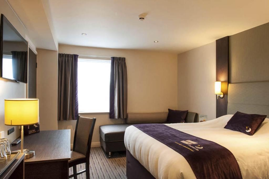 Premier Inn 梅瑟蒂德菲尔 外观 照片