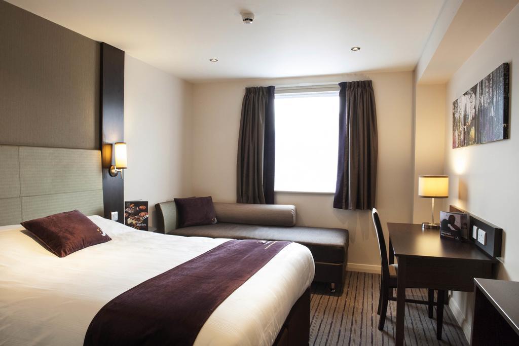 Premier Inn 梅瑟蒂德菲尔 外观 照片